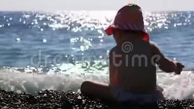 巴拿马的小<strong>宝宝</strong>在海滩上玩着蓝色的大海和帆船。 全高清。 1920x1080